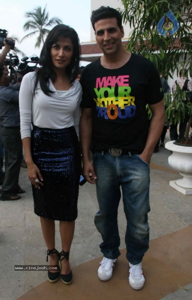 Desi Boyz Movie Press Meet - 6 / 20 photos