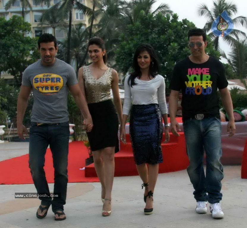 Desi Boyz Movie Press Meet - 15 / 20 photos