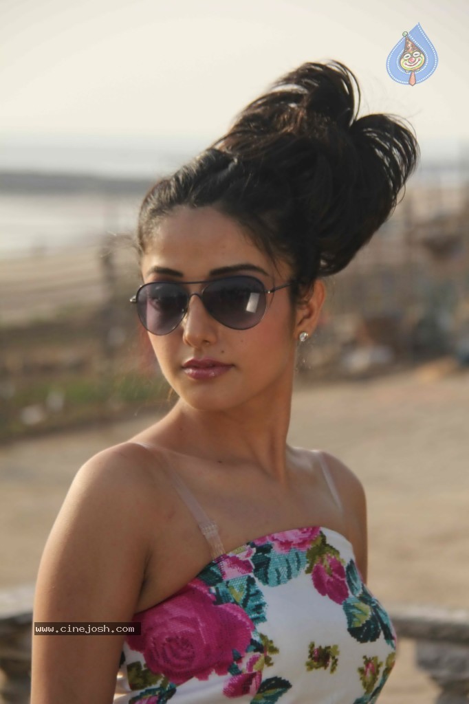 Designer Umair Zafar Spicy Collection Photoshoot - 4 / 134 photos