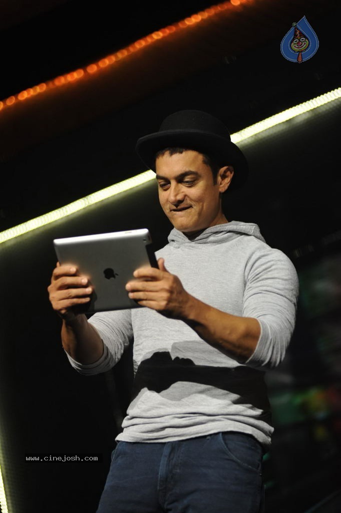 Dhoom 3 Merchandise Launch - 33 / 74 photos