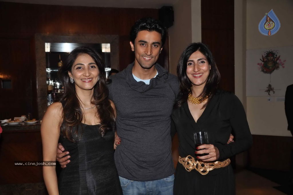 Dia Mirza at JW Marriott Art Event - 10 / 43 photos