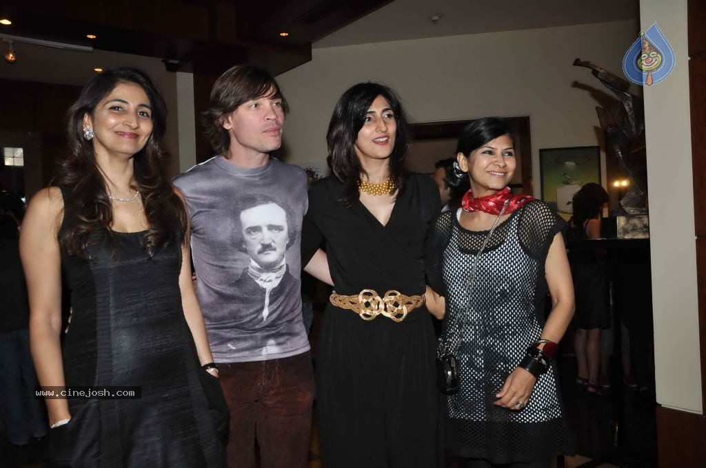 Dia Mirza at JW Marriott Art Event - 14 / 43 photos
