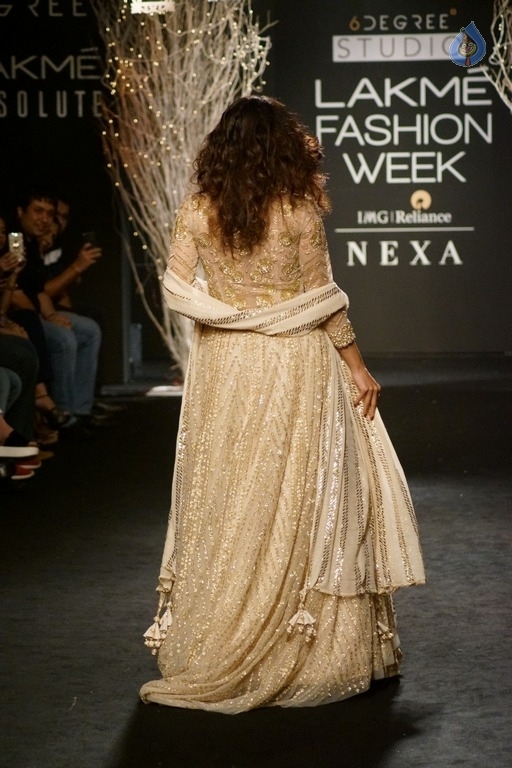 Dia Mirza at LFW Winter Festive 2017 - 9 / 21 photos