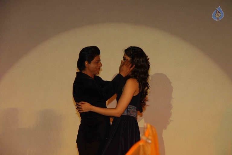 Dilwale Film Gerua Song Launch - 2 / 42 photos