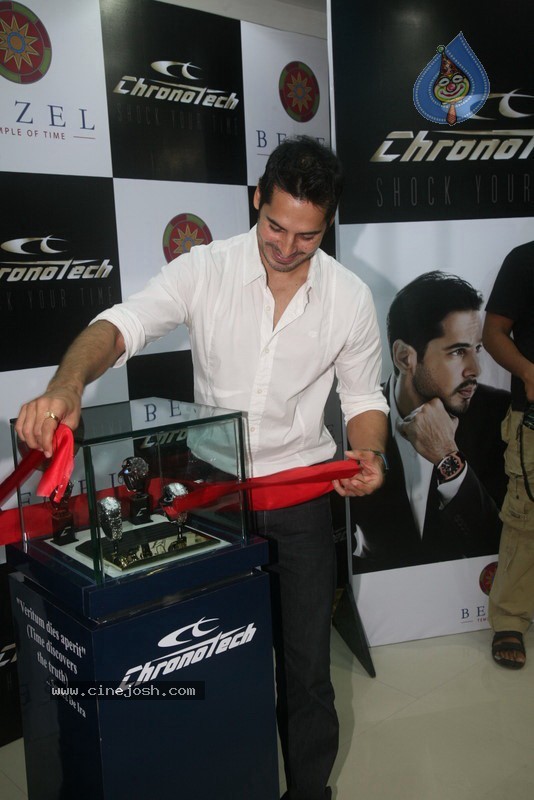 Dino Morea Inaugurated Bezel watch Store - 24 / 36 photos