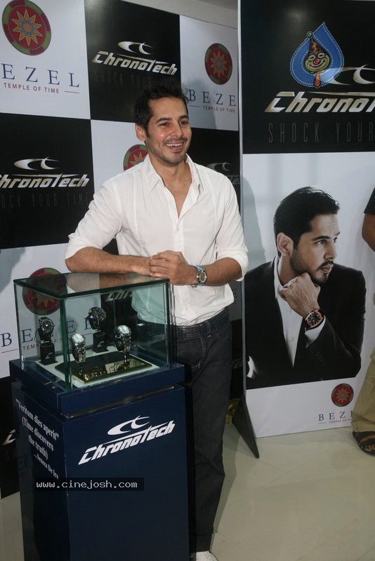 Dino Morea Inaugurated Bezel watch Store - 33 / 36 photos