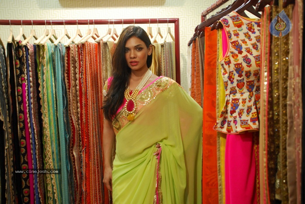 DVAR Photography n Fashion Exhibit - 50 / 59 photos