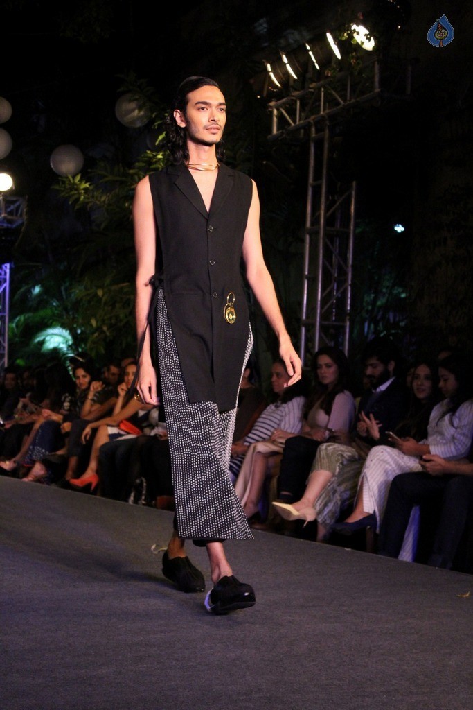 Elle India Graduates Fashion Show - 30 / 53 photos