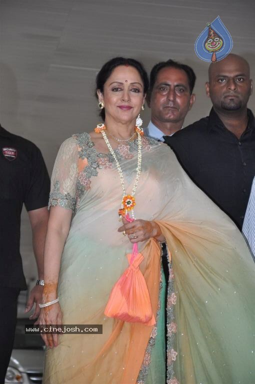 Esha Deol Mehendi Ceremony - 12 / 35 photos