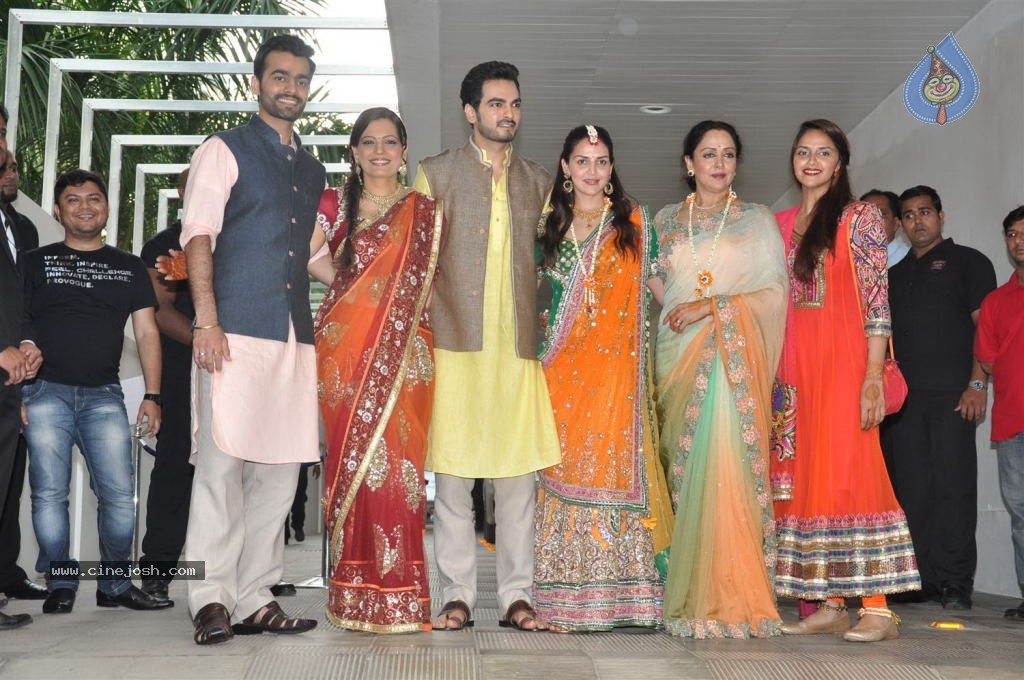 Esha Deol Mehendi Ceremony - 27 / 35 photos