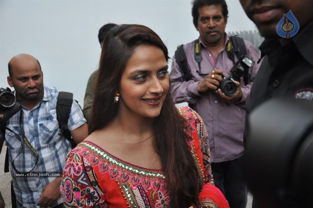 Esha Deol Mehendi Ceremony - 29 / 35 photos