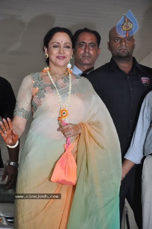 Esha Deol Mehendi Ceremony - 33 / 35 photos