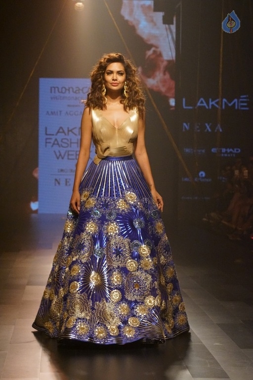 Esha Gupta Walks The Ramp at LFW 2017 - 1 / 15 photos
