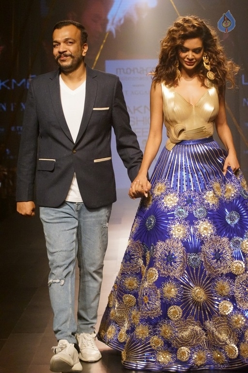 Esha Gupta Walks The Ramp at LFW 2017 - 2 / 15 photos