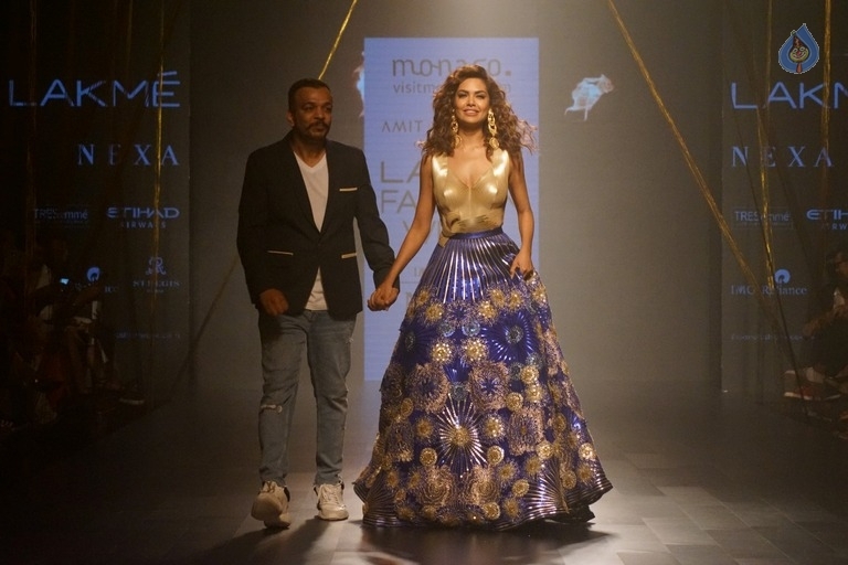 Esha Gupta Walks The Ramp at LFW 2017 - 9 / 15 photos
