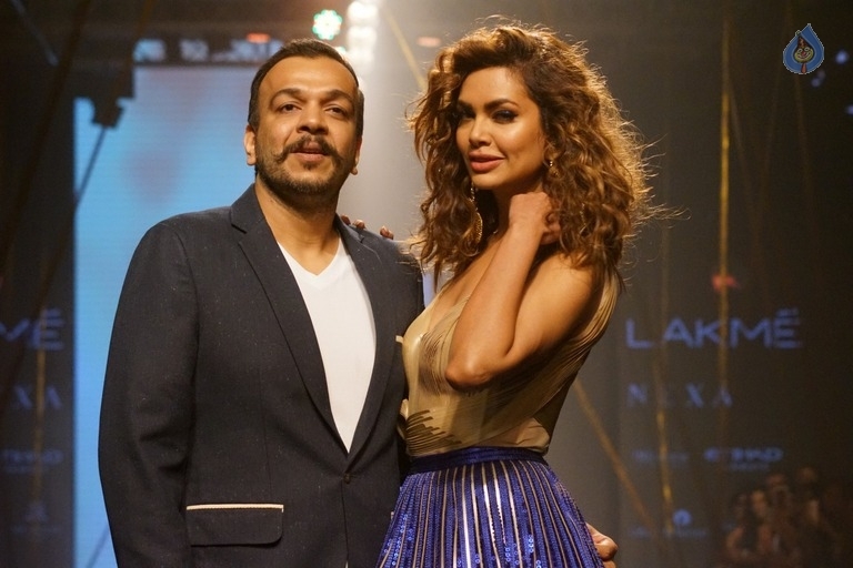 Esha Gupta Walks The Ramp at LFW 2017 - 10 / 15 photos