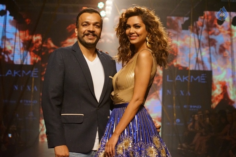 Esha Gupta Walks The Ramp at LFW 2017 - 11 / 15 photos