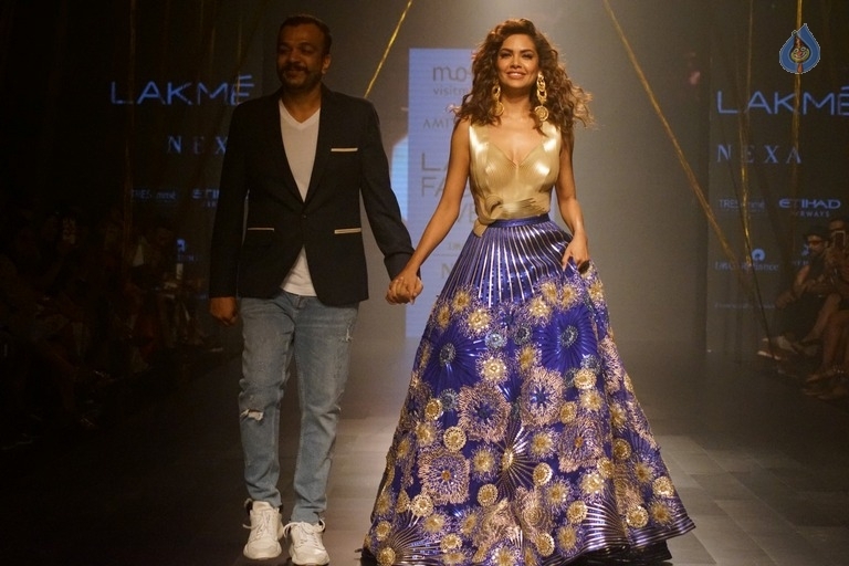 Esha Gupta Walks The Ramp at LFW 2017 - 12 / 15 photos