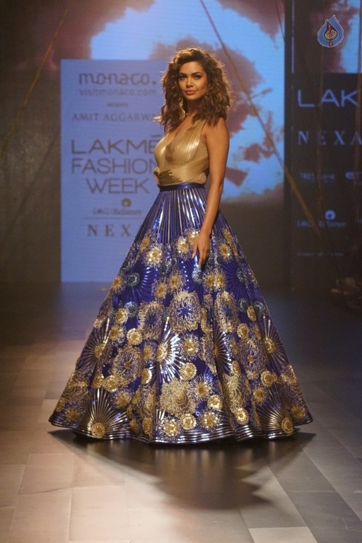 Esha Gupta Walks The Ramp at LFW 2017 - 15 / 15 photos