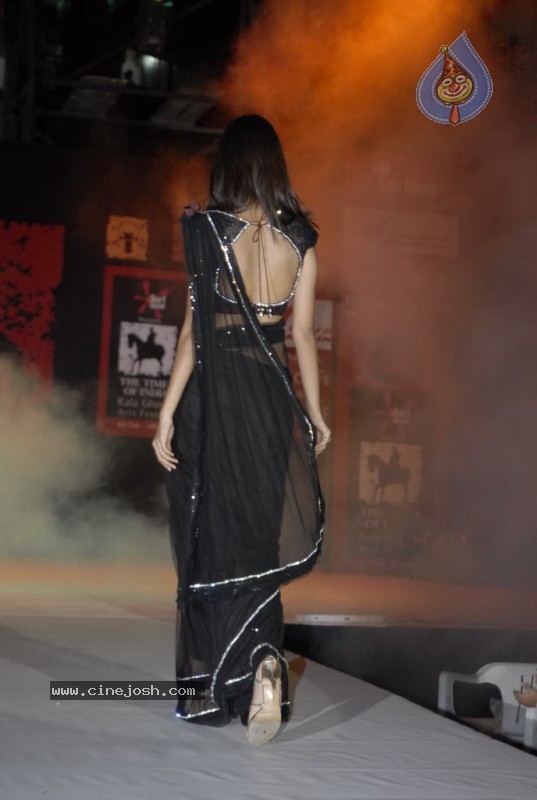 Female Celebs walk the ramp at Kala Ghoda Fashion Show - 21 / 68 photos