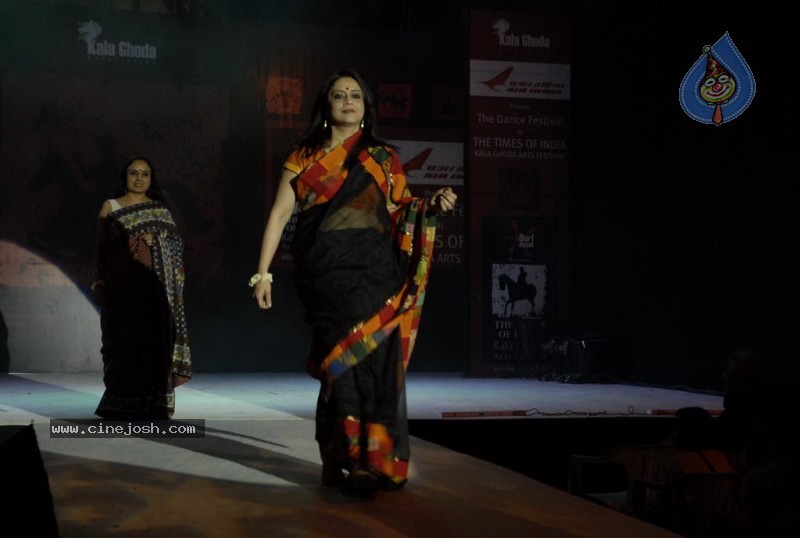 Female Celebs walk the ramp at Kala Ghoda Fashion Show - 31 / 68 photos