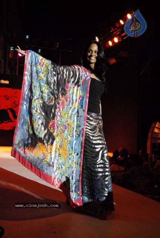 Female Celebs walk the ramp at Kala Ghoda Fashion Show - 37 / 68 photos