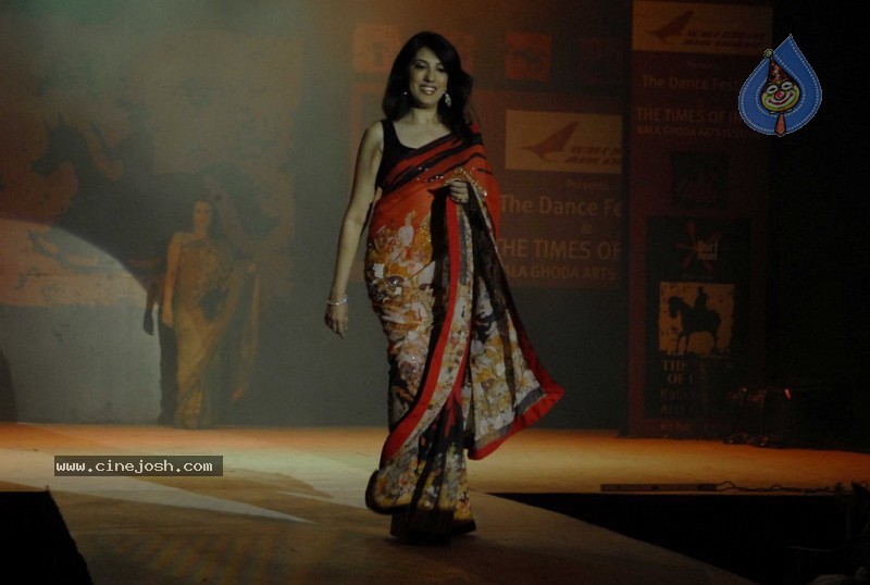 Female Celebs walk the ramp at Kala Ghoda Fashion Show - 45 / 68 photos