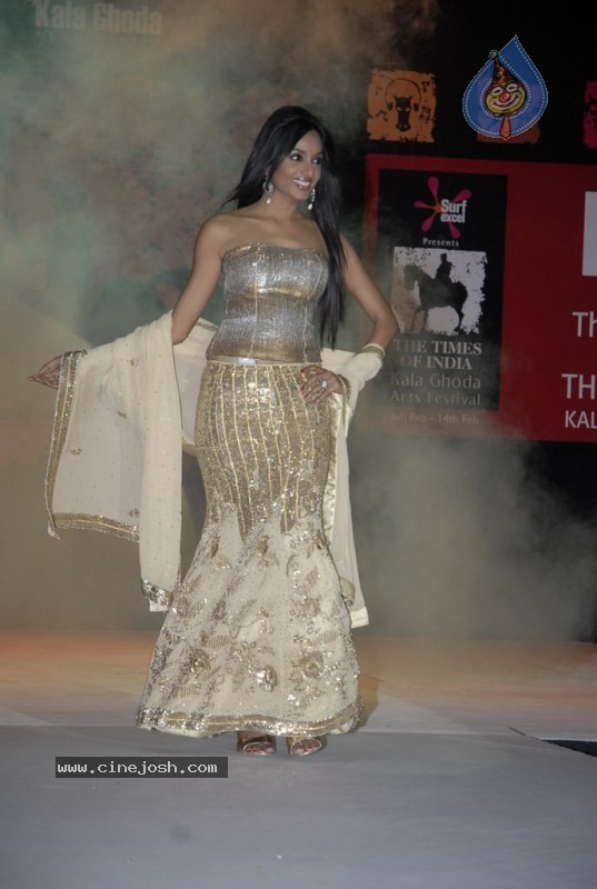 Female Celebs walk the ramp at Kala Ghoda Fashion Show - 51 / 68 photos