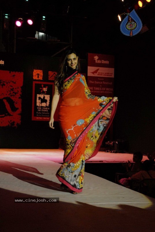 Female Celebs walk the ramp at Kala Ghoda Fashion Show - 56 / 68 photos