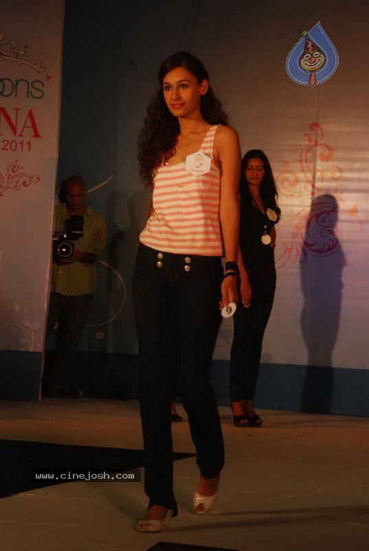 Femina India Fashion Show 2011 - 5 / 36 photos