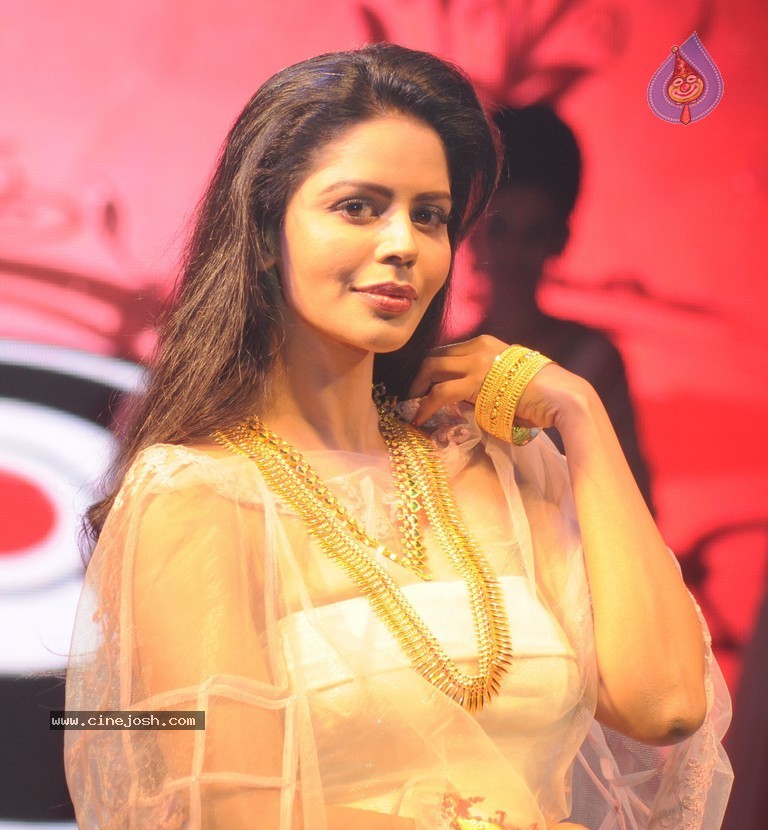 Femina Sparkle Fest 2014 Fashion Show - 21 / 40 photos