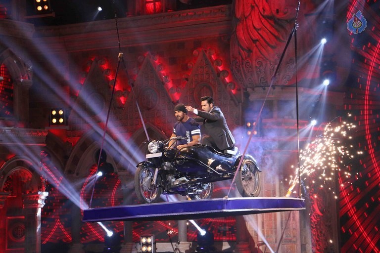 Film Dishoom Show at Indias Got Talent - 29 / 42 photos