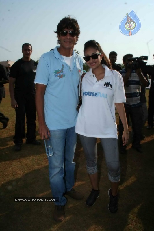 Film Housefull Stars Play Cricket Match - 2 / 18 photos