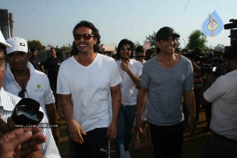 Film Housefull Stars Play Cricket Match - 8 / 18 photos