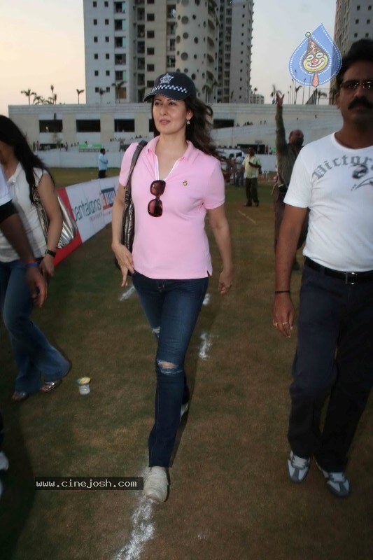 Film Housefull Stars Play Cricket Match - 14 / 18 photos