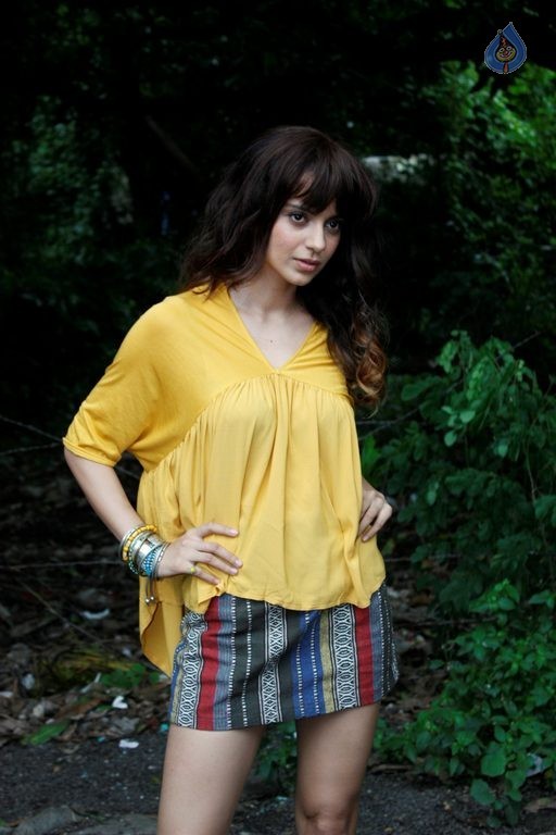 Film Katti Batti Song Shooting Photos - 5 / 33 photos