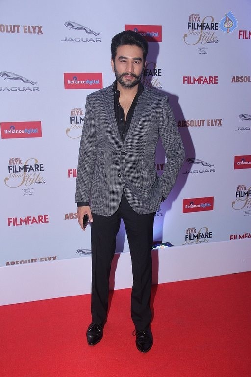 Filmfare Glamour and Style Awards 2015 - 36 / 42 photos