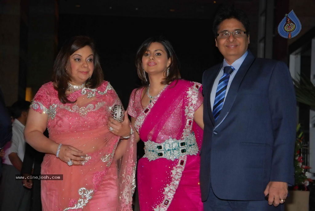 Genelia n Ritesh Reception Photos - 01 - 28 / 148 photos