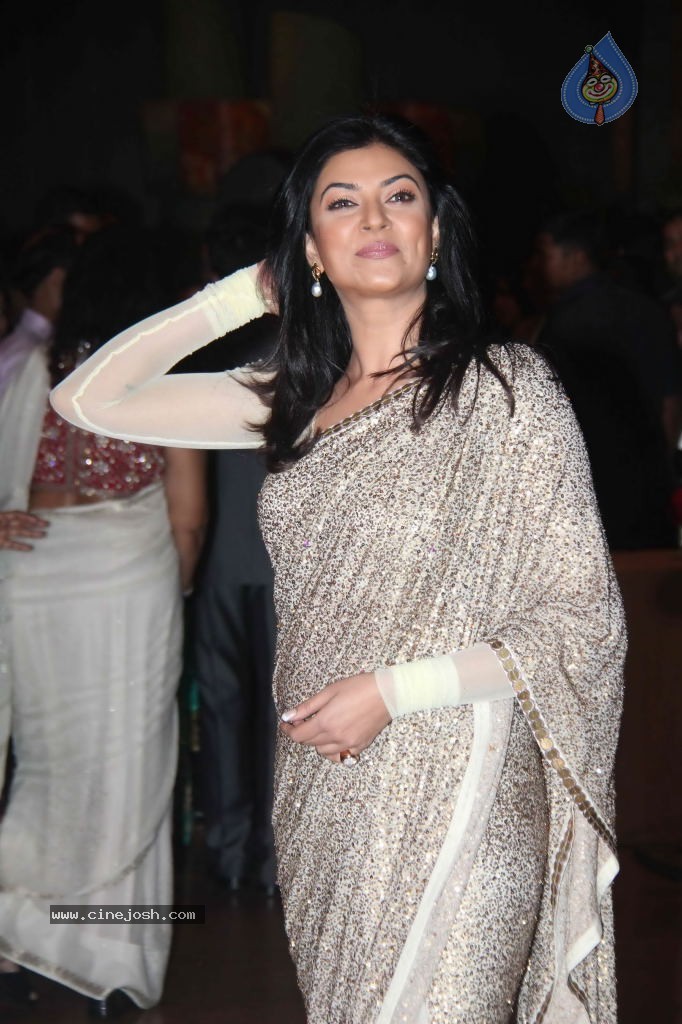 Genelia n Ritesh Reception Photos - 02 - 23 / 144 photos