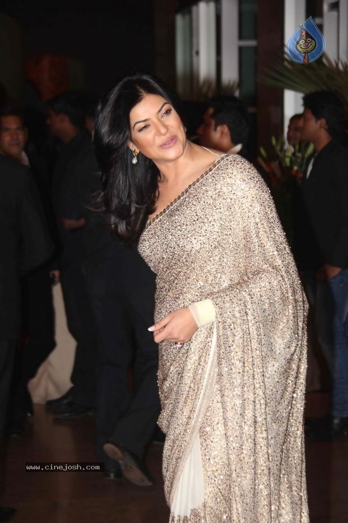 Genelia n Ritesh Reception Photos - 02 - 45 / 144 photos