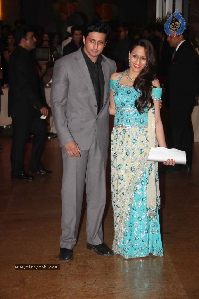 Genelia n Ritesh Reception Photos - 02 - 61 / 144 photos