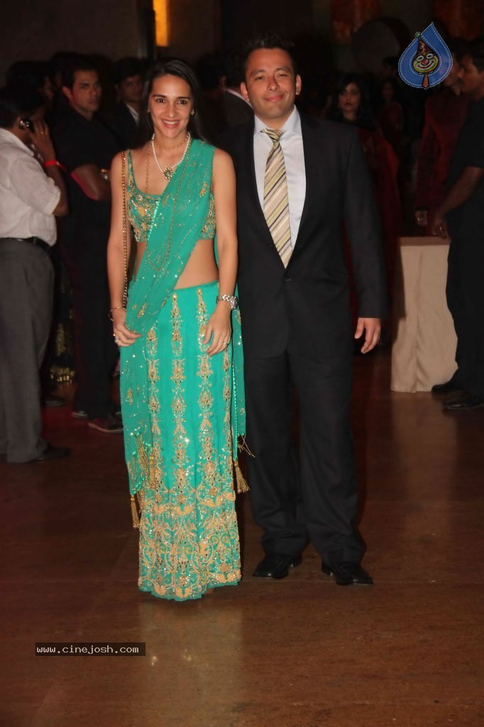 Genelia n Ritesh Reception Photos - 02 - 66 / 144 photos