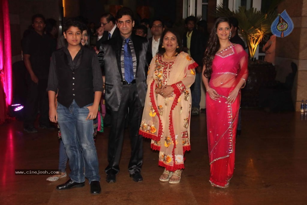 Genelia n Ritesh Reception Photos - 02 - 71 / 144 photos