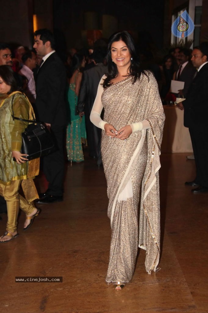 Genelia n Ritesh Reception Photos - 02 - 76 / 144 photos