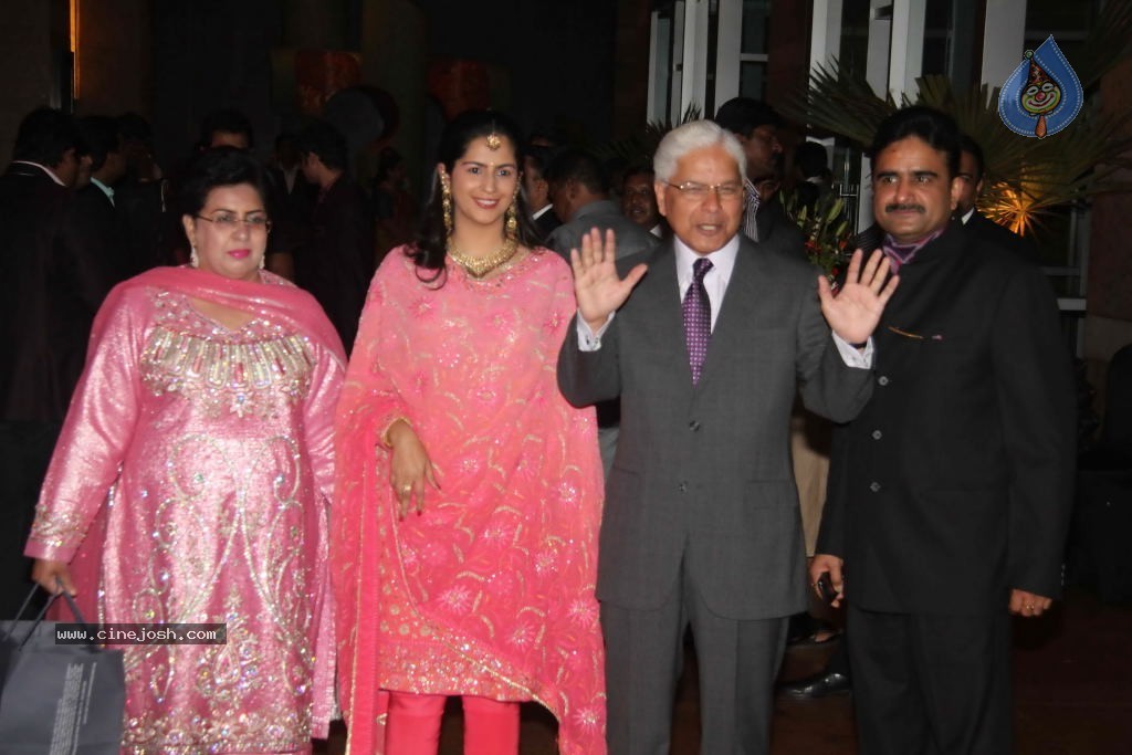 Genelia n Ritesh Reception Photos - 02 - 89 / 144 photos