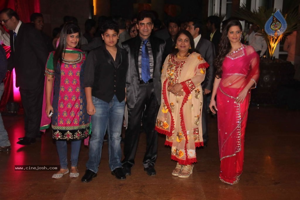 Genelia n Ritesh Reception Photos - 02 - 105 / 144 photos