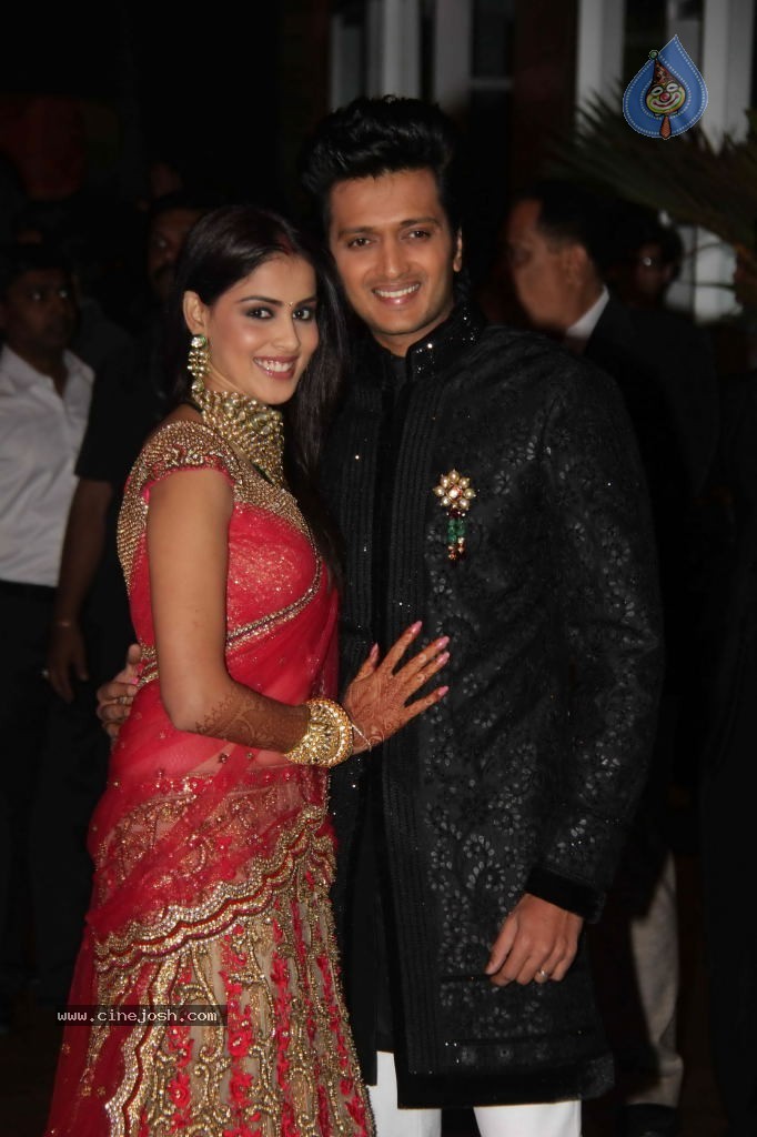 Genelia n Ritesh Reception Photos - 02 - 119 / 144 photos