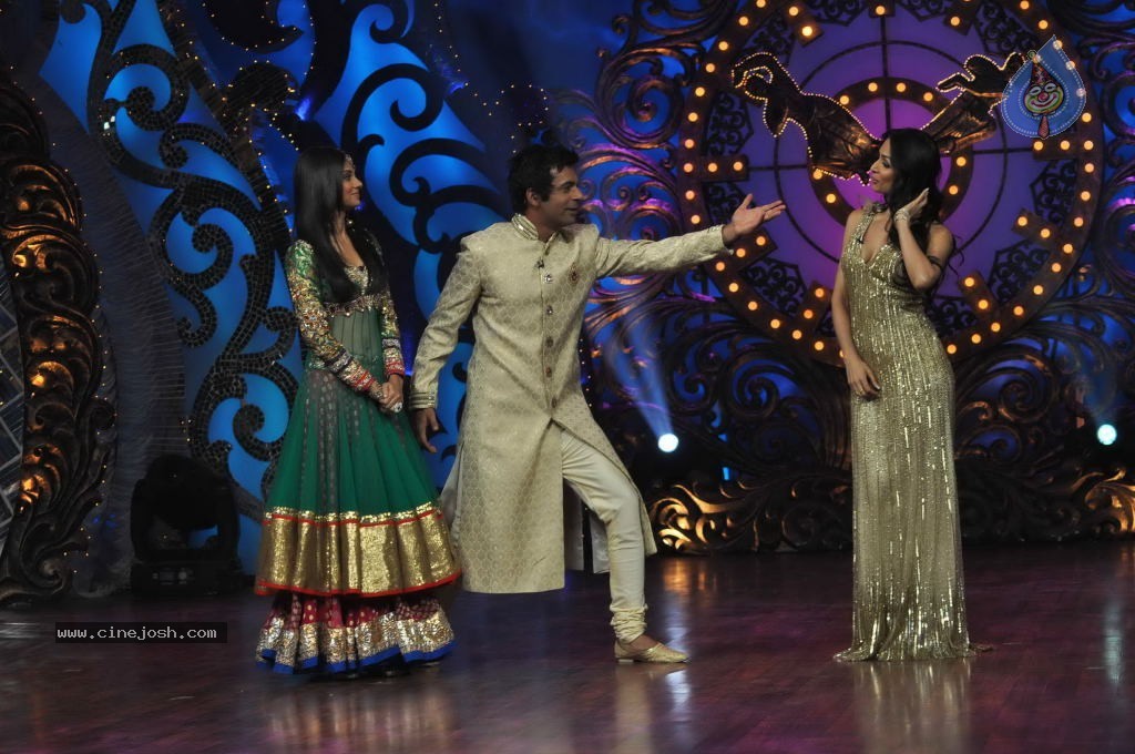 Genelia n Malaika at Nachle Ve Spot - 1 / 57 photos