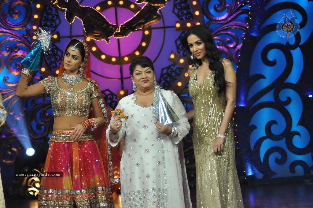 Genelia n Malaika at Nachle Ve Spot - 16 / 57 photos