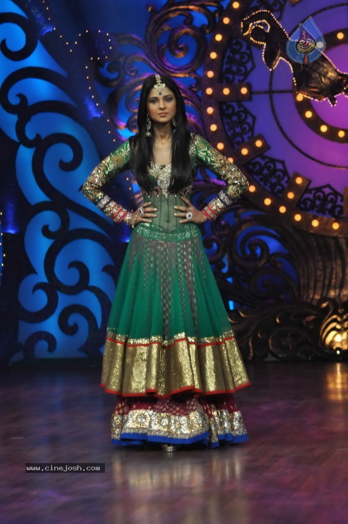 Genelia n Malaika at Nachle Ve Spot - 19 / 57 photos